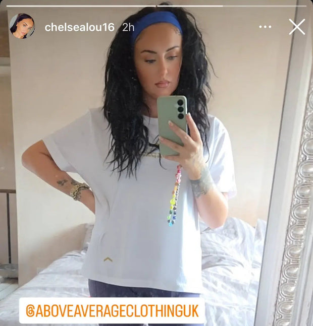 chelsea taking a mirror selfie to show off her above average clothing tee